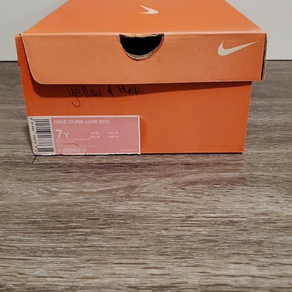 Athletic_Shoes